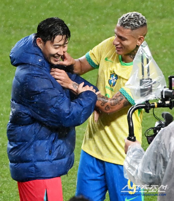 10일 서울월드컵경기장에서 열린 대한민국 축구대표팀과 브라질의 A매치 평가전, 손흥민이 히샬리송과 인사를 나누고 있다. 상암=허상욱 기자wook@sportschosun.com/2025.10.10/