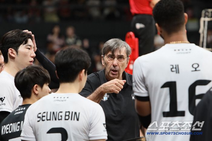 현대캐피탈 필립 블랑 감독이 일본의 울프독스 나고야와의 친선경기에서 선수들에게 작전지시를 하고 있다. 사진제공=현대캐피탈