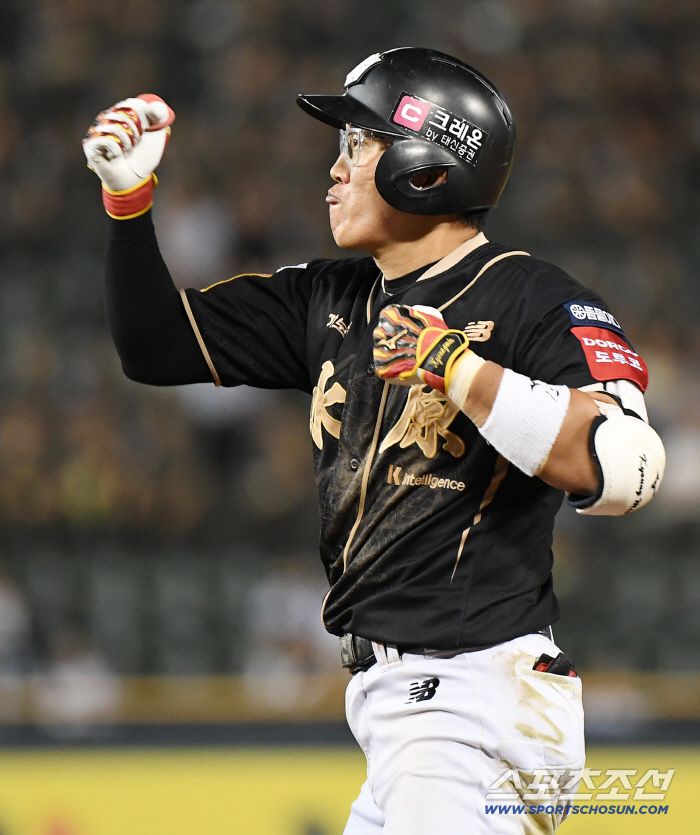 11일 서울 잠실구장에서 열린 KT-LG전. 7회초 2사 1, 3루 허경민이 1타점 동점 적시타를 친 후 기뻐하고 있다. 잠실=정재근 기자 cjg@sportschosun.com/2025.9.11/