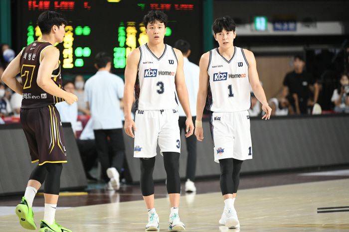 이호현(오른쪽)이 21일 LG와의 오픈매치를 치르고 있다. 사진제공=KBL