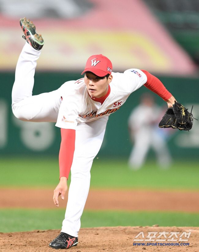 5일 오후 인천 SK행복드림구장에서 KBO리그 SK 와이번스와 넥센 히어로즈의 경기가 열렸다. SK 이승진이 힘차게 투구하고 있다. 인천=송정헌 기자 songs@sportschosun.com/2018.09.05/