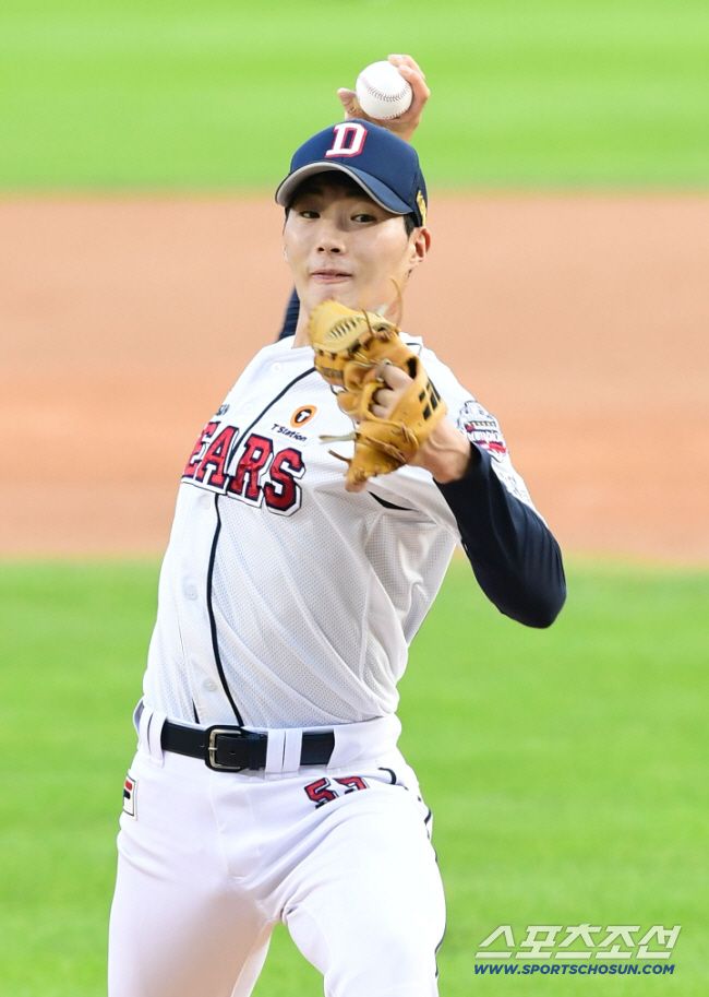 KBO리그 두산베어스와 롯데자이언츠의 경기가 21일 서울잠실야구장에서 열렸다.  두산 선발투수 이승진이 롯데타선을 상대하고 있다.   잠실=최문영 기자  deer@sportschosun.com /2020.08.21/