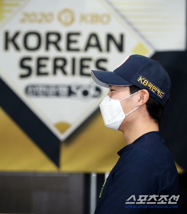 2020 KBO 리그 한국시리즈 3차전 NC 다이노스와 두산 베어스의 경기가 20일 고척스카이돔에서 열린다. 경기 전 두산 이승진이 인터뷰를 하고 있다. 고척=박재만 기자 pjm@sportschosun.com/2020.11.20/