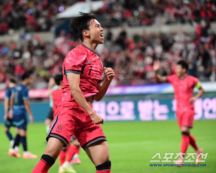 14일 서울월드컵경기장에서 열린 축구대표팀과 파라과이의 평가전. 전반전 대표팀 엄지성이 선취골을 성공시켰다. 포효하는 엄지성. 상암=송정헌 기자songs@sportschosun.com/2025.10.14/