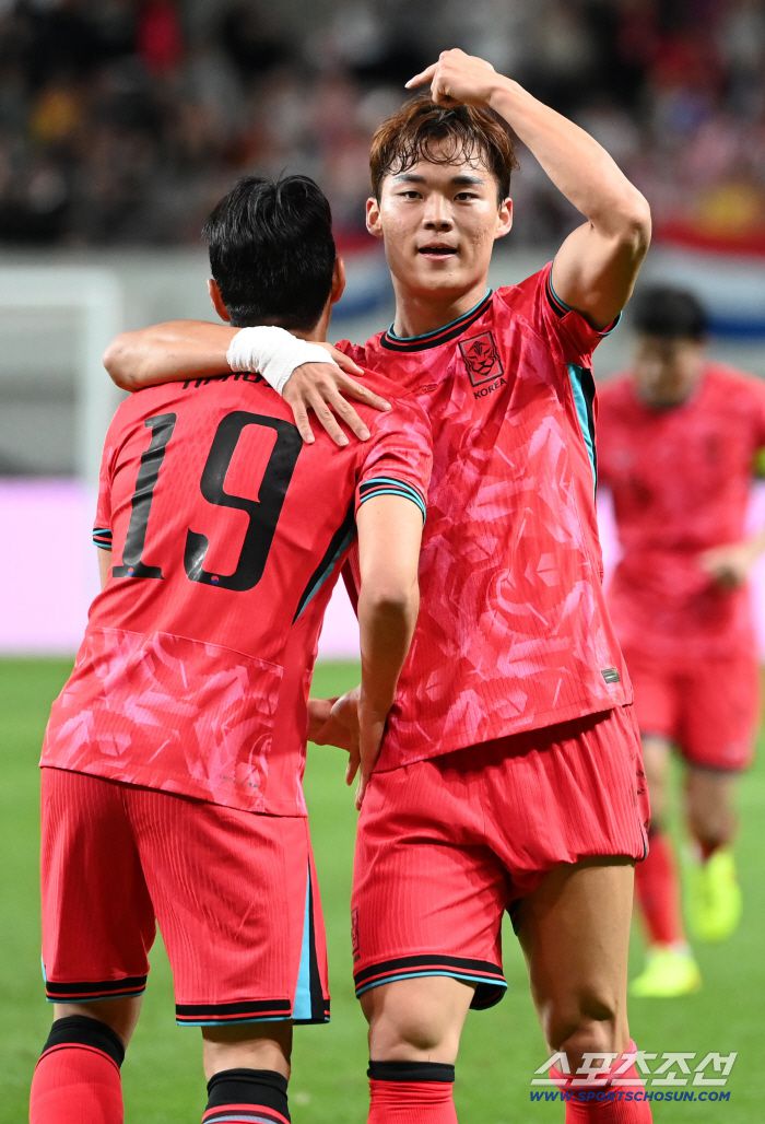 14일 서울월드컵경기장에서 열린 대한민국 축구대표팀과 파라과이의 평가전. 오현규가 후반 팀의 두번째 골을 터뜨리고 이강인과 함께 환호하고 있다. 상암=허상욱 기자wook@sportschosun.com/2025.10.14/