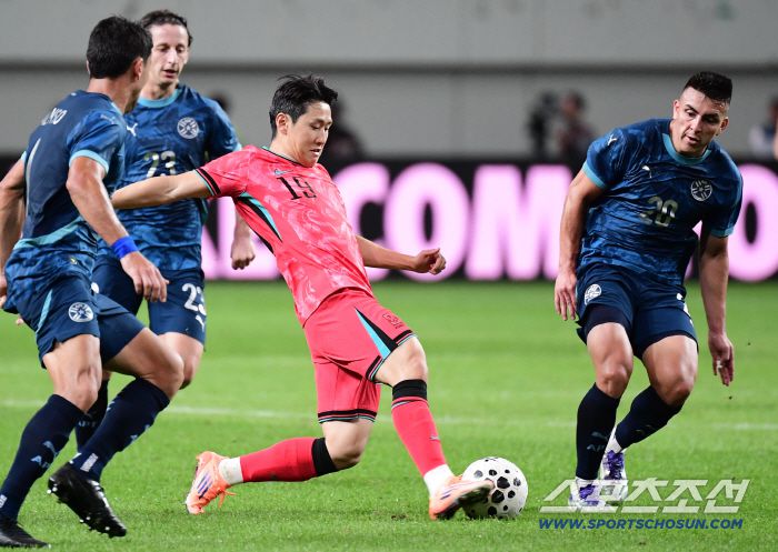 14일 서울월드컵경기장에서 열린 축구대표팀과 파라과이의 평가전. 돌파를 시도하고 있는 이강인. 상암=송정헌 기자songs@sportschosun.com/2025.10.14/