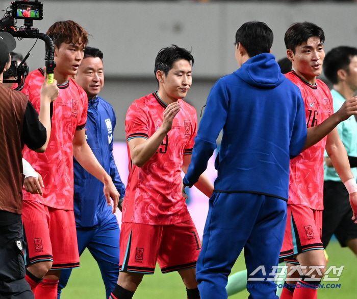 14일 서울월드컵경기장에서 열린 대한민국 축구대표팀과 파라과이의 평가전. 대한민국이 2대0으로 승리했다. 이강인, 오현규와 기쁨을 나누는 손흥민의 모슴. 상암=허상욱 기자wook@sportschosun.com/2025.10.14/