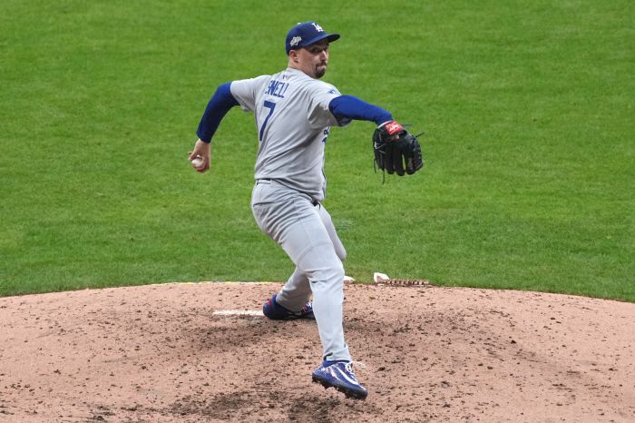 LA 다저스 블레이크 스네리 지난 14일(한국시각) 밀워키와의 NLCS 1차전에 등판해 힘차게 공을 뿌리고 있다. EPA연합뉴스