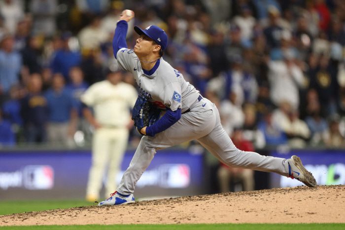 MILWAUKEE, WISCONSIN - OCTOBER 14: Yoshinobu Yamamoto #18 of the Los Angeles Dodgers pitches during the ninth inning against the Milwaukee Brewers in game two of the National League Championship Series at American Family Field on October 14, 2025 in Milwaukee, Wisconsin.   Michael Reaves/Getty Images/AFP (Photo by Michael Reaves / GETTY IMAGES NORTH AMERICA / Getty Images via AFP)        <저작권자(c) 연합뉴스, 무단 전재-재배포, AI 학습 및 활용 금지>