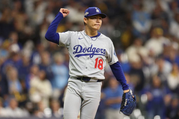 MILWAUKEE, WISCONSIN - OCTOBER 14: Yoshinobu Yamamoto #18 of the Los Angeles Dodgers celebrates after beating the Milwaukee Brewers 5-1 in game two of the National League Championship Series at American Family Field on October 14, 2025 in Milwaukee, Wisconsin.   Michael Reaves/Getty Images/AFP (Photo by Michael Reaves / GETTY IMAGES NORTH AMERICA / Getty Images via AFP)        <저작권자(c) 연합뉴스, 무단 전재-재배포, AI 학습 및 활용 금지>