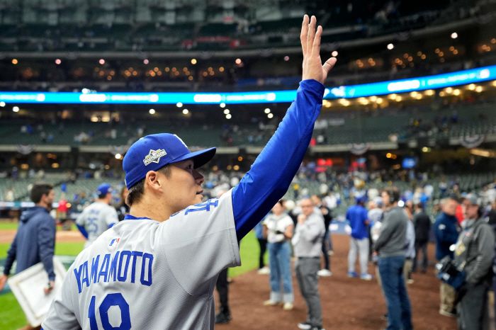 야마모토가 9이닝 1실점으로 완투승을 거둔 뒤 손을 흔들며 팬들에게 답례하고 있다. AFP연합뉴스