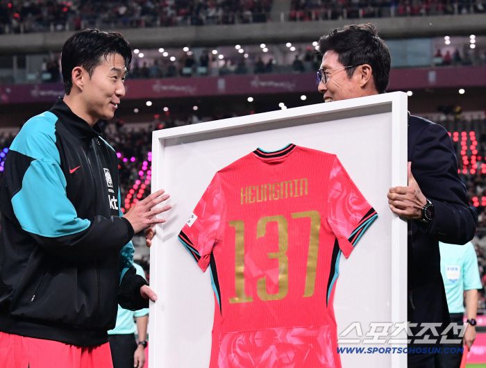 14일 서울월드컵경기장에서 열린 축구대표팀과 파라과이의 평가전. 경기 전 손흥민 A매치 최다 출전(137경기) 기념식이 열렸다. 차범근 감독의 축하를 받고 있는 손흥민. 상암=송정헌 기자songs@sportschosun.com/2025.10.14/