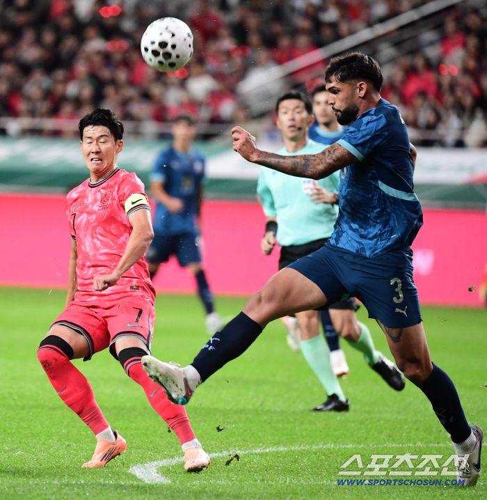 14일 서울월드컵경기장에서 열린 축구대표팀과 파라과이의 평가전. 돌파가 막히고 있는 손흥민. 상암=송정헌 기자songs@sportschosun.com/2025.10.14/