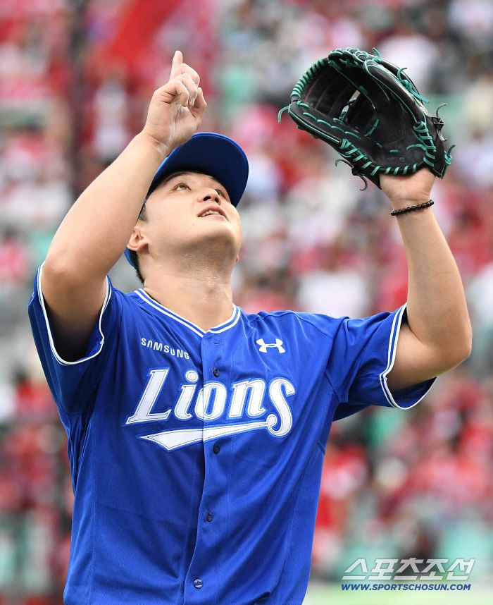 9일 인천SSG랜더스필드에서 열린 삼성과 SSG의 준PO 1차전. 6이닝 무실점으로 호투한 최원태가 세리머니를 하고 있다. 인천=정재근 기자 cjg@sportschosun.com/2025.10.9/