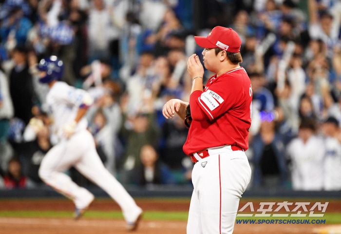 14일 대구 라이온즈파크에서 열린 삼성과 SSG의 준PO 4차전. 8회말 2사 이후 삼성 디아즈(투런포), 이재현(솔로포)를 허용한 SSG 이로운이 아쉬워하고 있다. 대구=박재만 기자 pjm@sportschosun.com/2025.10.14/