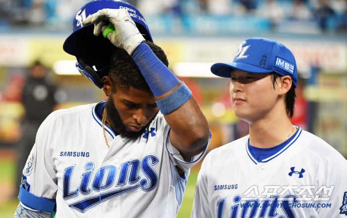 14일 대구 라이온즈파크에서 열린 삼성과 SSG의 준PO 4차전. 8회말 2사 1루 삼성 디아즈가 역전 투런포를 날린 뒤 환호하고 있다. 대구=박재만 기자 pjm@sportschosun.com/2025.10.14/