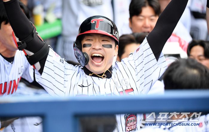 26일 잠실구장에서 열린 한국시리즈 1차전 LG 트윈스와 한화 이글스의 경기. 5회말 LG 박해민이 솔로포를 날린 뒤 환호하고 있다. 잠실=박재만 기자 pjm@sportschosun.com/2025.10.26/