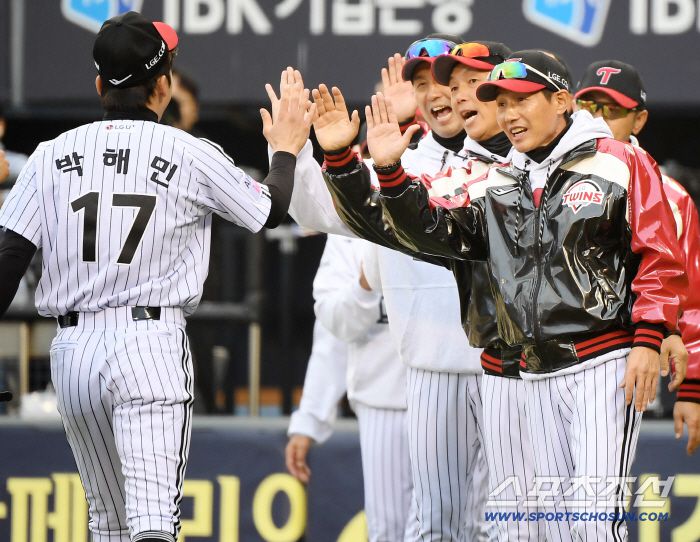 26일 서울 잠실구장에서 열린 한화와 LG의 한국시리즈 1차전. LG가 8대2로 승리하며 기선을 제압했다. 박해민과 하이파이브하는 염경엽 감독. 잠실=정재근 기자 cjg@sportschosun.com/2025.10.26/