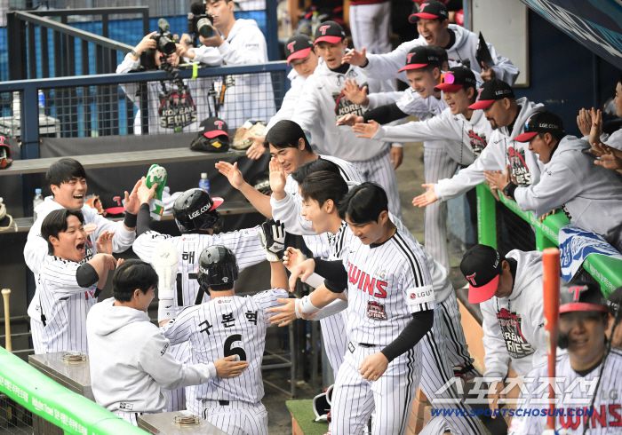 26일 잠실구장에서 열린 한화와 LG의 KS 1차전. 6회말 1사 만루. 신민재 적시타 때 득점에 성공한 구본혁, 박해민. 잠실=송정헌 기자songs@sportschosun.com/2025.10.26/