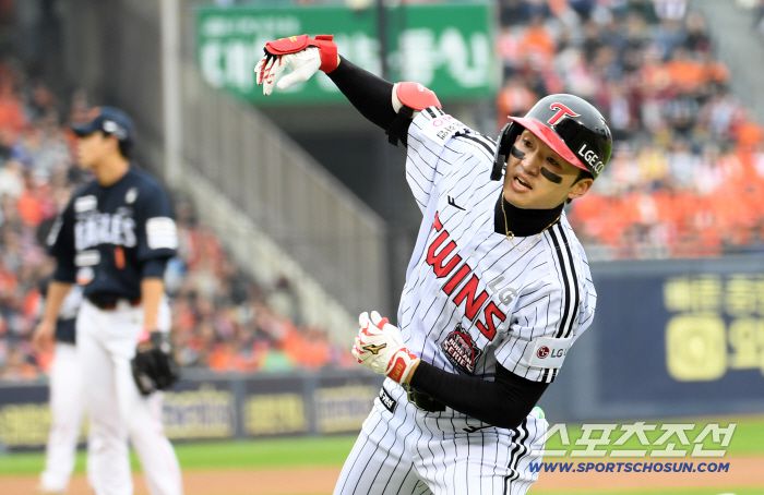 26일 잠실구장에서 열린 한국시리즈 1차전 LG 트윈스와 한화 이글스의 경기. 5회말 LG 박해민이 솔로포를 날린 뒤 환호하고 있다. 잠실=박재만 기자 pjm@sportschosun.com/2025.10.26/