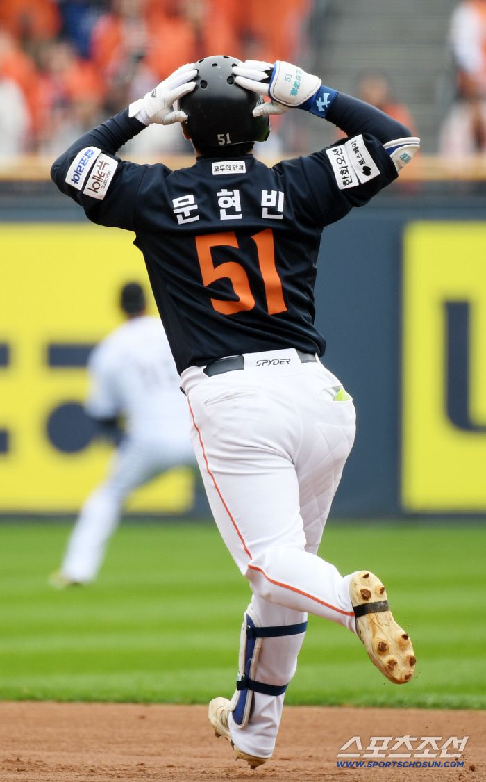 26일 잠실구장에서 열린 한국시리즈 1차전 LG 트윈스와 한화 이글스의 경기. 1회초 1사 1루 한화 문현빈이 안타성 타구가 LG 중견수 박해민에게 잡히자 아쉬워하고 있다. 잠실=박재만 기자 pjm@sportschosun.com/2025.10.26/