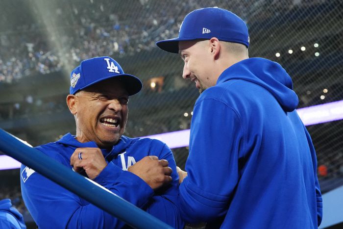 데이브 로버츠 감독이 6회 도중 블레이크 스넬과 장난을 치며 웃고 있다. AP연합뉴스