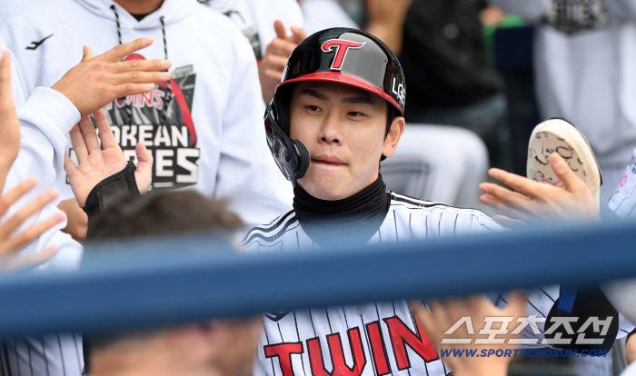 26일 잠실구장에서 열린 한국시리즈 1차전 LG 트윈스와 한화 이글스의 경기. 1회말 1사 2,3루 LG 홍창기가 김현수 내야 땅볼 때 선취점을 올리고 있다. 잠실=박재만 기자 pjm@sportschosun.com/2025.10.26/