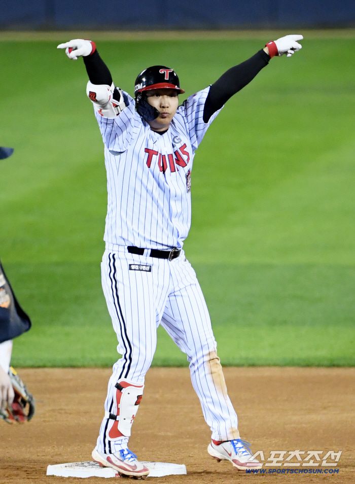 27일 잠실구장에서 열린 한국시리즈 2차전 LG 트윈스와 한화 이글스의 경기. 4회말 1사 만루 LG 문보경이 적시타를 날린 뒤 환호하고 있다. 잠실=박재만 기자 pjm@sportschosun.com/2025.10.27/