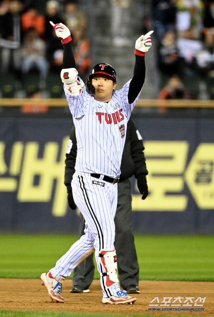 27일 서울 잠실구장에서 열린 한화와 LG의 한국시리즈 2차전. 4회말 2사 만루 문보경이 담장으로 향하는 타구를 날린 후 홈런을 확신하며 비디오 판독 제스쳐를 취하고 있다. 문보경의 타구는 담장을 맞고 나와 3타점 2루타가 됐다. 잠실=허상욱 기자wook@sportschosun.com/2025.10.27/