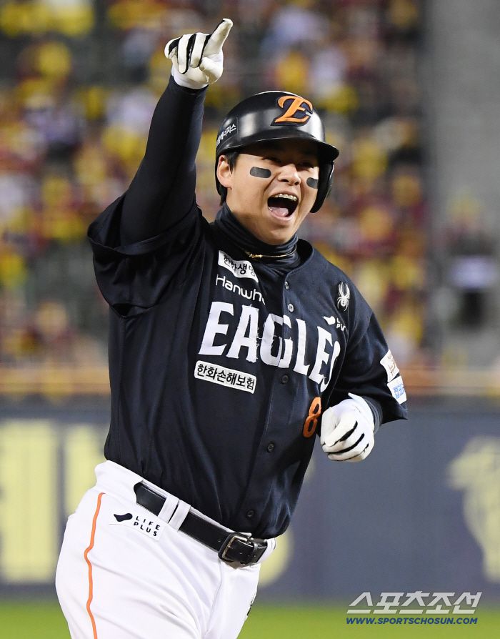 27일 서울 잠실구장에서 열린 한화와 LG의 한국시리즈 2차전. 1회초 1사 노시환이 솔로포를 친 후 환호하고 있다. 잠실=정재근 기자 cjg@sportschosun.com/2025.10.27/