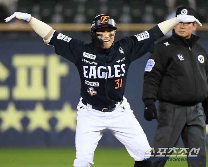 27일 서울 잠실구장에서 열린 한화와 LG의 한국시리즈 2차전. 1회초 2사 손아섭이 2루타를 친 후 환호하고 있다. 잠실=정재근 기자 cjg@sportschosun.com/2025.10.27/