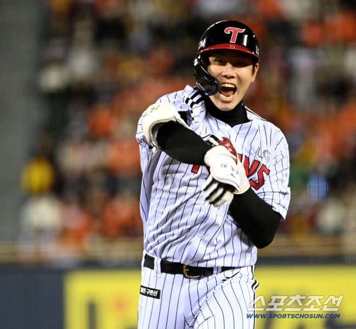 27일 서울 잠실구장에서 열린 한화와 LG의 한국시리즈 2차전. 2회말 1사 2루 홍창기가 1타점 역전타를 치고 환호하고 있다. 잠실=허상욱 기자wook@sportschosun.com/2025.10.27/