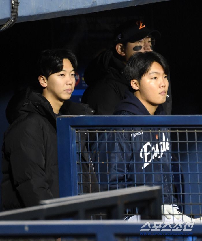 불펜에서 대기하던 황준서와 정우주도 류현진 선배의 호투를 기대했지만 결과는 정반대였다.
