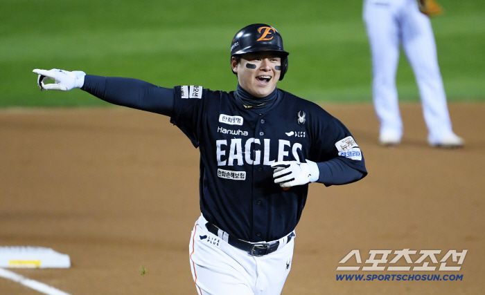 문현빈 투런포 직후 솔로포를 터뜨린 4번 타자 노시환은 포효했다.