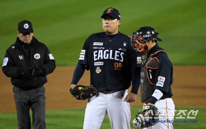 2회 들어 갑자기 흔들리기 시작한 류현진을 찾은 포수 최재훈은 선발 투수 어깨를 쓰다듬었다.