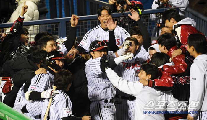 박동원의 뜨거운 타격감은 그대로 더그아웃 분위기까지 뜨겁게 달궜다.