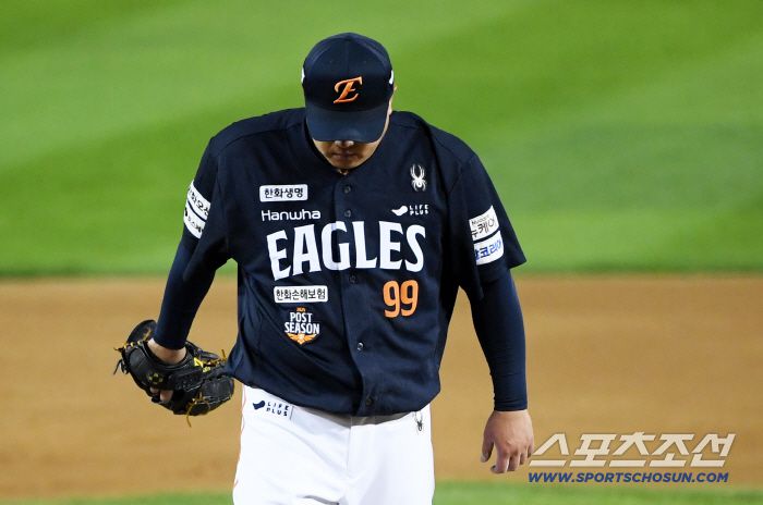 LG 타선 앞에서 무너진 한화 선발 류현진은 고개를 떨궜다.