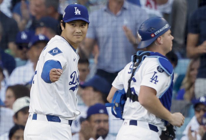 오타니와 윌 스미스가 1회 위기를 넘긴 뒤 함께 내려가고 있다. UPI연합뉴스