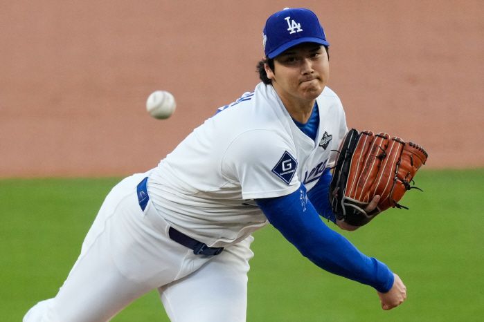 LA 다저스 오타니 쇼헤이가 월드시리즈 4차전에 선발등판해 힘차게 공을 던지고 있다. AP연합뉴스
