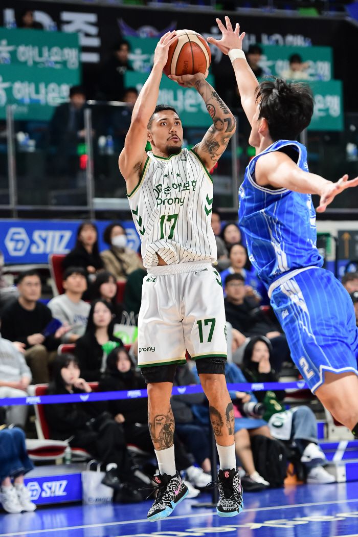 DB 알바노는 경기를 완벽하게 지배했다. 사진제공=KBL