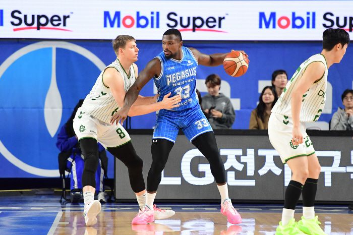 가스공사 퍼킨스와 DB 엘런슨의 대결 장면. 사진제공=KBL