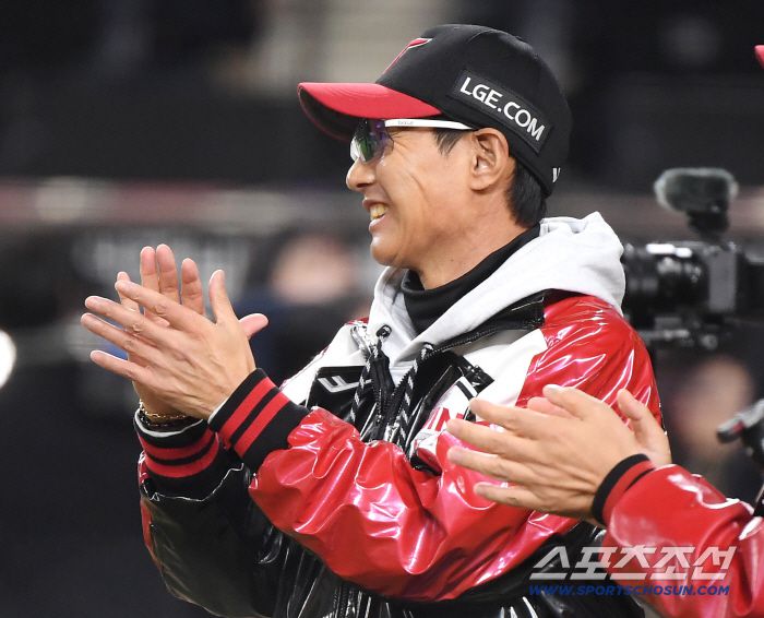 30일 대전 한화생명볼파크에서 열린 LG와 한화의 한국시리즈 4차전.7대4로 역전승을 거둔 LG 염경엽 감독이 기뻐하고 있다. 대전=정재근 기자 cjg@sportschosun.com/2025.10.30/