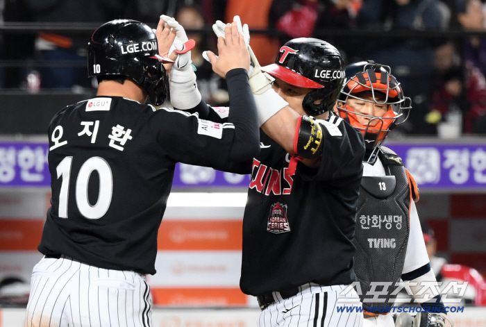 30일 대전 한화생명볼파크에서 열린 한국시리즈 4차전 한화 이글스와 LG 트윈스의 경기. 9회초 무사 1루 LG 박동원이 투런포를 날린 뒤 환호하고 있다. 대전=박재만 기자 pjm@sportschosun.com/2025.10.30/