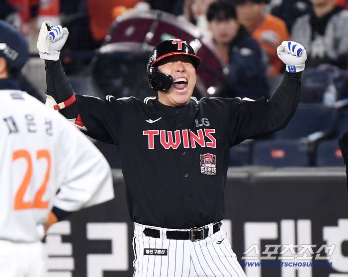 30일 대전 한화생명볼파크에서 열린 LG와 한화의 한국시리즈 4차전. 9회초 2사 1, 2루 김현수가 2타점 역전 적시타를 친 후 환호하고 있다. 대전=정재근 기자 cjg@sportschosun.com/2025.10.30/