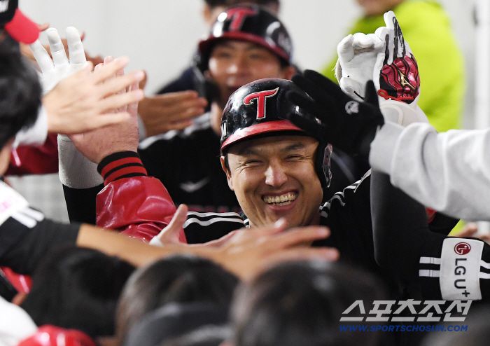 30일 대전 한화생명볼파크에서 열린 LG와 한화의 한국시리즈 4차전. 9회초 무사 1루 박동원이 투런포를 친 후 환영받고 있다. 대전=정재근 기자 cjg@sportschosun.com/2025.10.30/