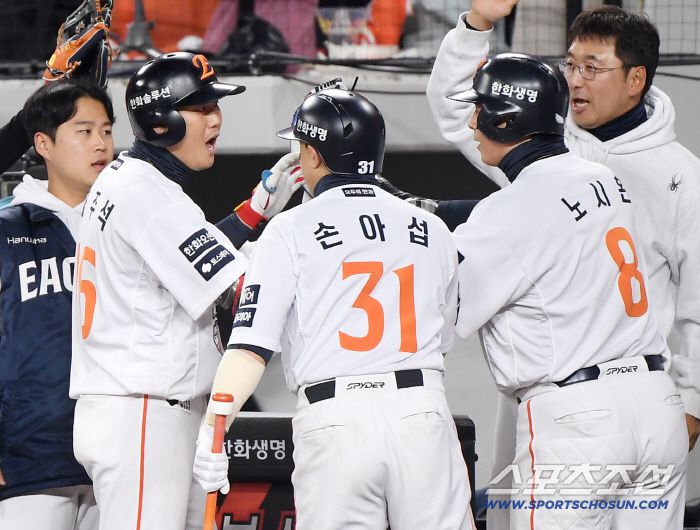 30일 대전 한화생명볼파크에서 열린 LG와 한화의 한국시리즈 4차전. 4회말 1사 2, 3루 하주석이 1타점 내야땅볼을 친 후 환영받고 있다. 대전=정재근 기자 cjg@sportschosun.com/2025.10.30/