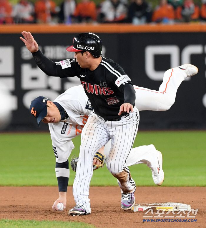 30일 대전 한화생명볼파크에서 열린 한국시리즈 4차전 한화 이글스와 LG 트윈스의 경기. 7회초 1사 1루 LG 박동원 내야 땅볼 때 한화 2루수 하주석이 선행주자 오지환과 충돌하고 있다. 대전=박재만 기자 pjm@sportschosun.com/2025.10.30/