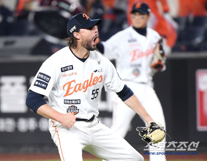 30일 대전 한화생명볼파크에서 열린 LG와 한화의 한국시리즈 4차전. 7회초 1사 1, 2루 대타 문성주를 병살타로 잡은 와이스가 환호하고 있다. 대전=정재근 기자 cjg@sportschosun.com/2025.10.30/