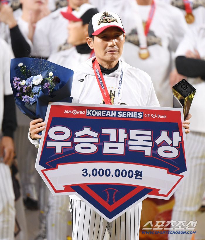 31일 대전 한화생명볼파크에서 열린 LG와 한화의 한국시리즈 5차전. LG가 4대1로 승리하며 시리즈 전적 4승 1패로 우승을 차지했다. 우승 감독상을 수상한 염경엽 감독. 대전=정재근 기자 cjg@sportschosun.com/2025.10.31/