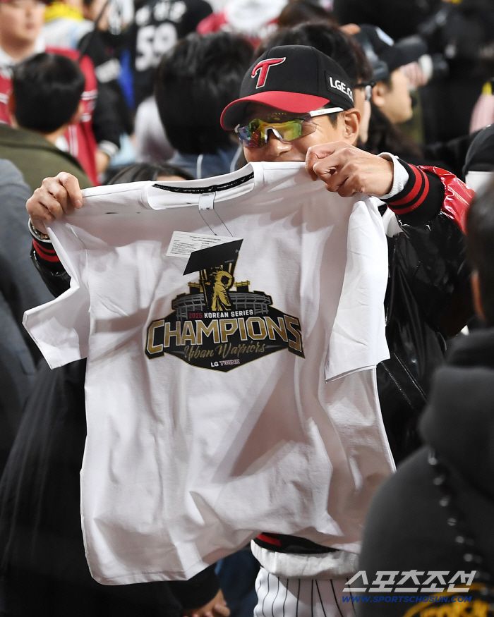 31일 대전 한화생명볼파크에서 열린 LG와 한화의 한국시리즈 5차전. LG가 4대1로 승리하며 시리즈 전적 4승 1패로 우승을 차지했다. 염경엽 감독이 챔피언 티셔츠를 들어보이고 있다. 대전=정재근 기자 cjg@sportschosun.com/2025.10.31/